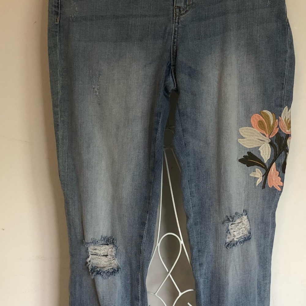 Caslon Brand New Embroidered Boyfriend Jeans💖 - Picture 3 of 14
